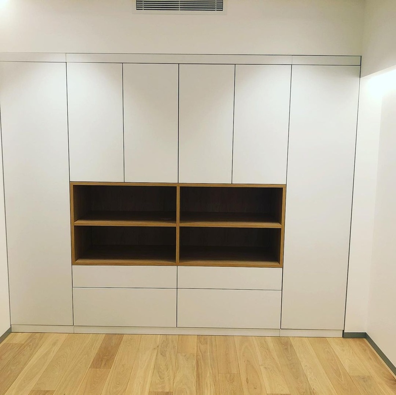 Встроенные распашные шкафы-Встраиваемый распашной шкаф на заказ «Модель 5»-фото1